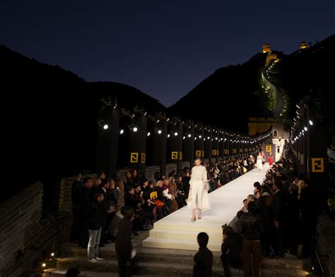 défilé grande muraille fendi de chine date